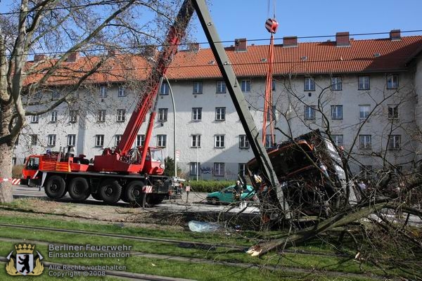 LKW wird aufgerichtet