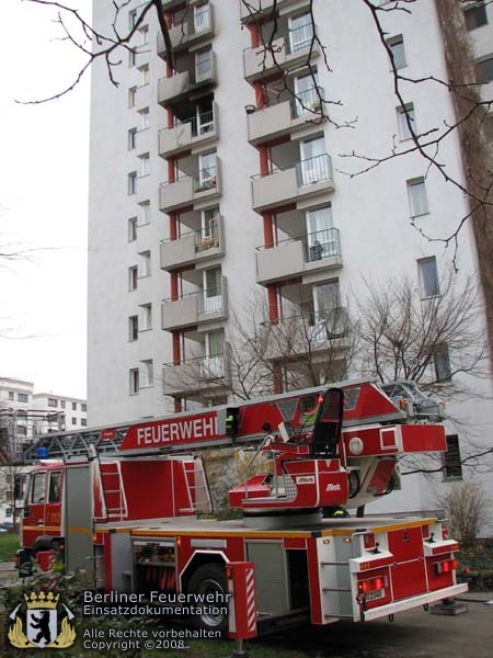 Drehleiter vor dem Brandhaus