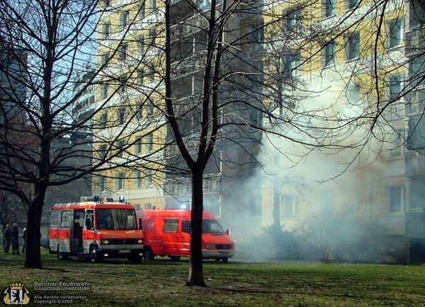 Rettungsfahrzeuge auf der Hofseite