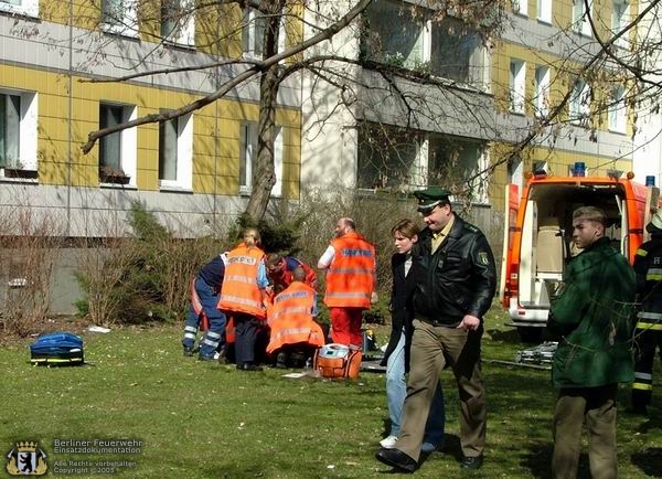 Ein Rettungsteam versorgt die verletzte Person