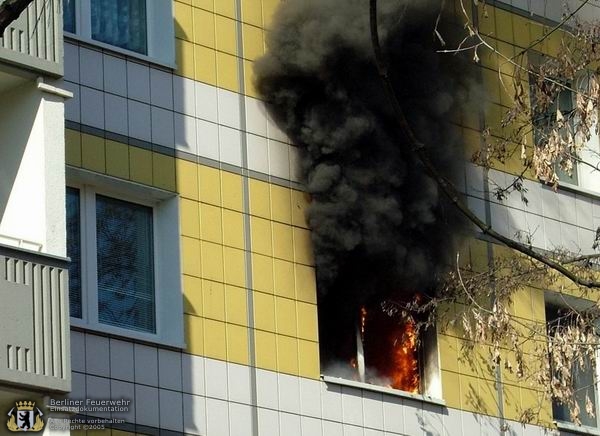 Flammen schlagen aus dem Fenster