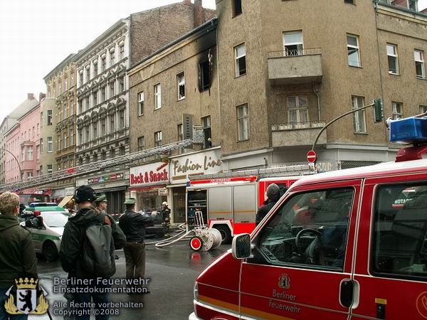 Fahrzeuge vor dem Brandhaus