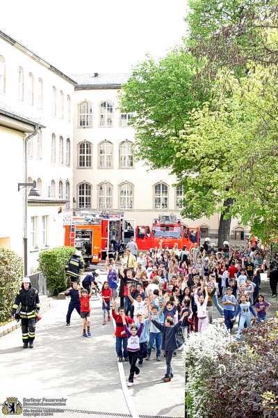 Kinder bedanken sich bei Feuerwehr