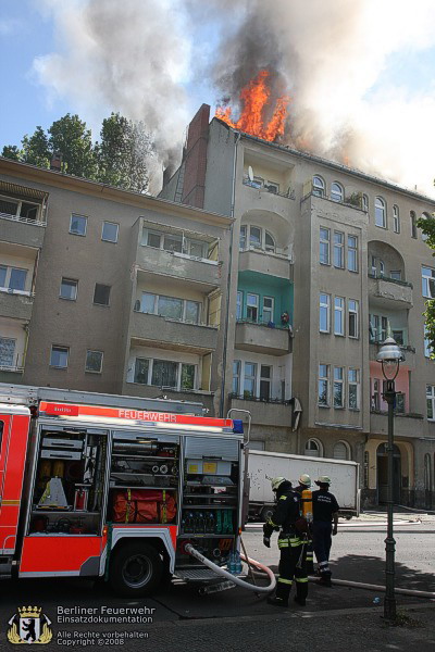 Flammen schlagen aus dem Dach