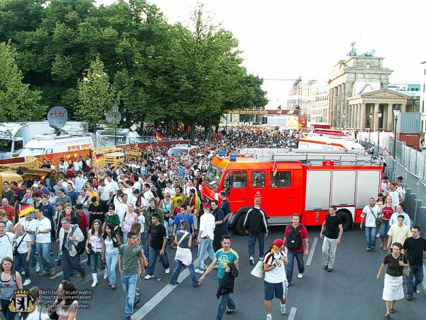 Feuerwehrfahrzeuge vor dem Brandenburger Tor