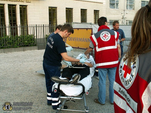 Feuerwehr und Hilfsorganisation arbeiten Hand in Hand