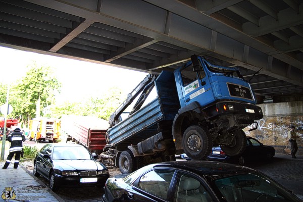 LKW unter der Brücke eingeklemmt