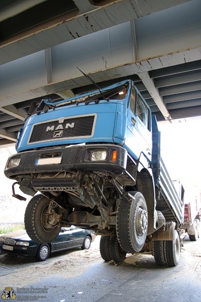 LKW unter der Brücke eingeklemmt