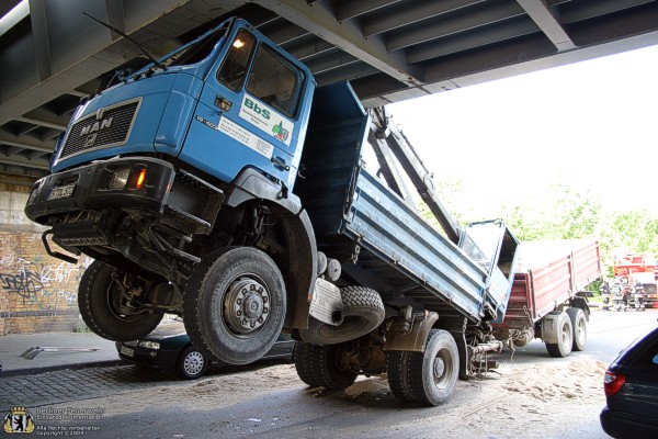 LKW unter der Brücke eingeklemmt