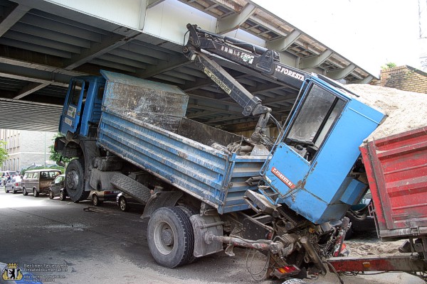 LKW unter der Brücke eingeklemmt