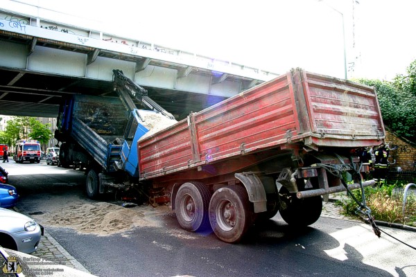 LKW unter der Brücke eingeklemmt