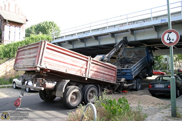 Mit einem Seil wird der LKW befreit