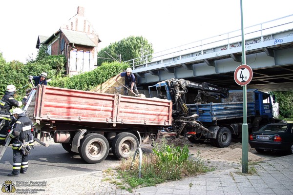 Die Ladung des Anhängers wird verschoben