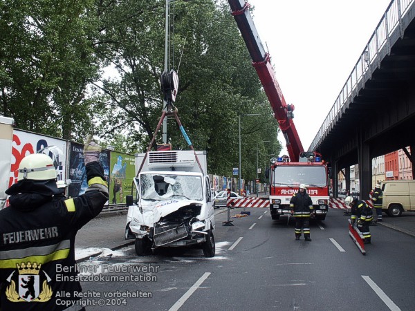 LKW wird auf Parkstreifen gehoben