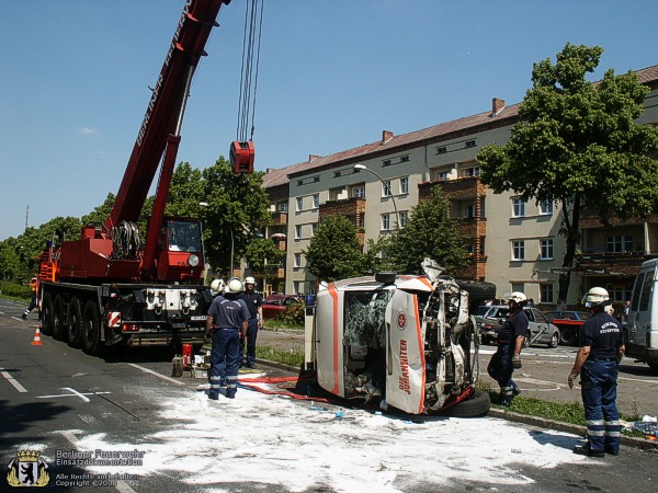 Feuerwehrkran richtet umgestürztes Fahrzeug auf