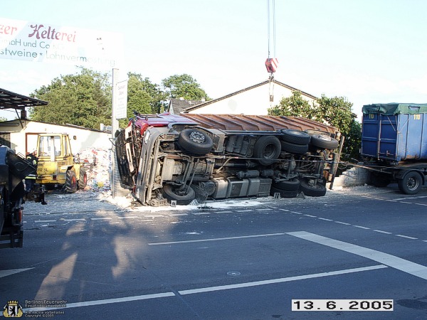 LKW wird aufgerichtet