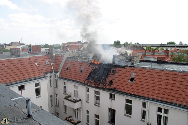 Flammen auf dem Dach