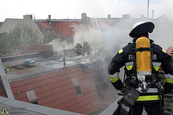 Feuerwehrmann auf dem Dach