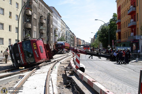 LKW mit Kranauslieger auf der Straße