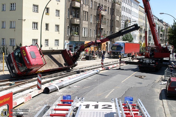 Der LKW wird gehoben