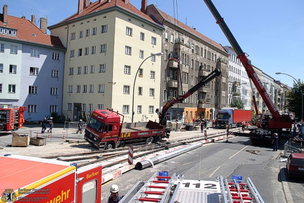 Der LKW wird gehoben