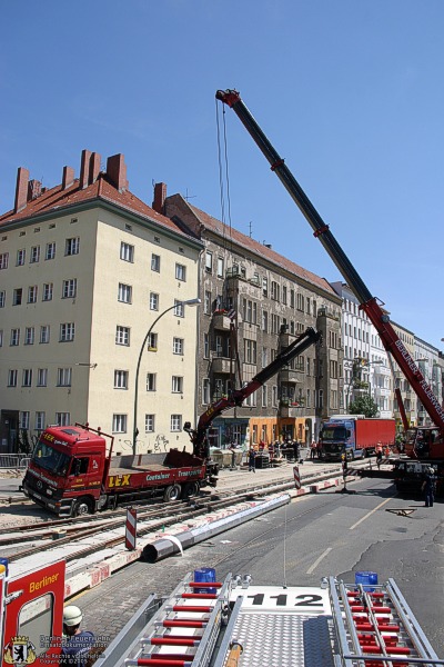 Der LKW wird gehoben