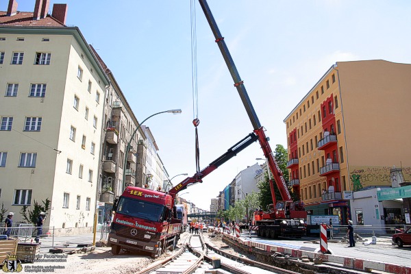 Der LKW wird gehoben