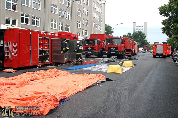 Dekontaminationszelte werden aufgebaut