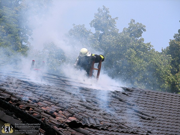 Löscharbeiten auf Dach