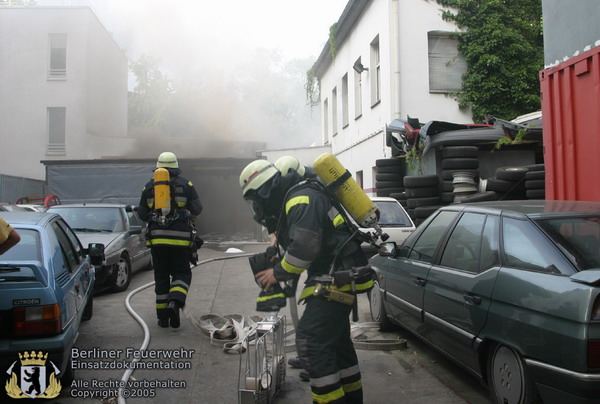 Rauch steigt aus der Werkstatt