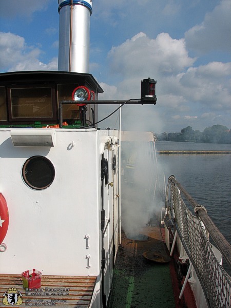 Rauch aus den Schiffsluken