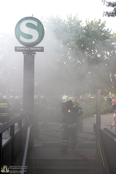 Feuerwehrmann geht in Tunnel