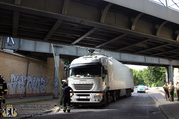 LKW unter der Brücke