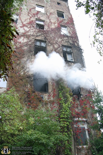 Rauch dringt aus der Brandwohnung