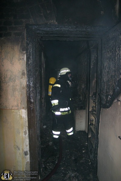 Feuerwehrmann in der Brandwohnung