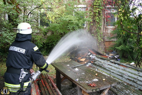 Brandschutt wird abgelöscht