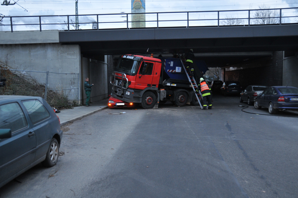 LKW unter Brücke verkeilt