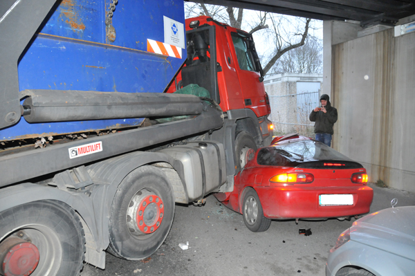 LKW rutschte auf PKW