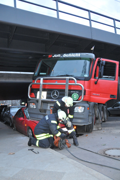 LKW auf abgeparktem PKW