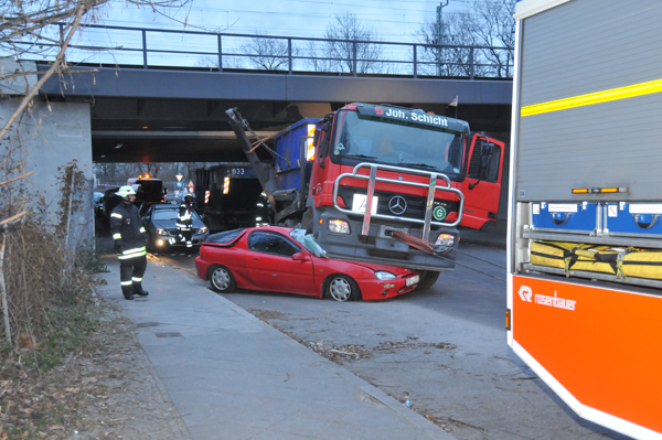 LKW wurde unter der Brücke geborgen