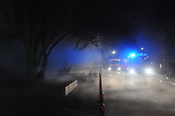 Fahrzeuge im Brandrauch