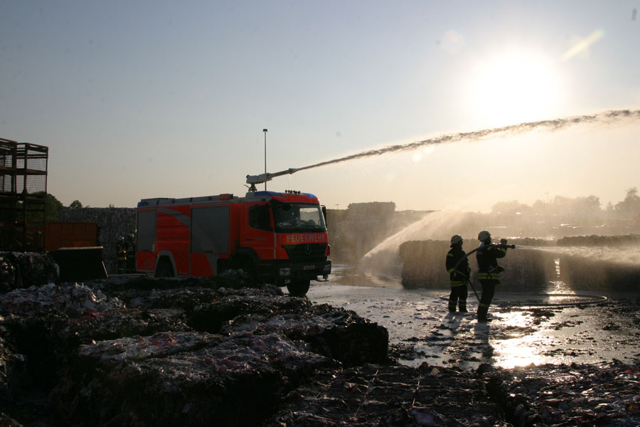 Brandbekämpfung im Sonnenuntergang