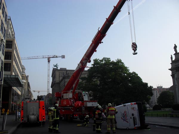 FW-Kran bringt sich in Stellung