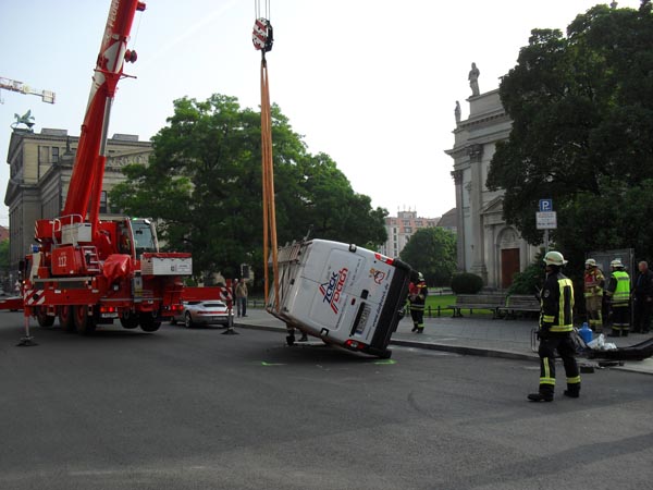 Kran richtet Unfallfahrzeug auf