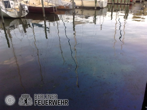 Öl im Kladower Hafen