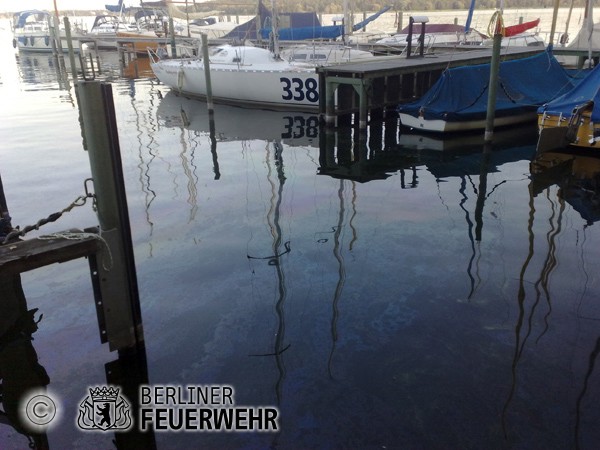 Öl im Kladower Hafen