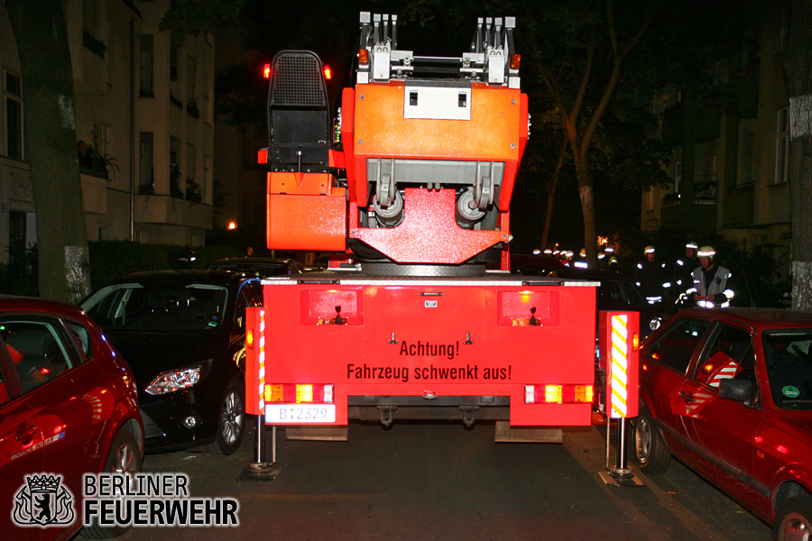 Fahrzeuge im enger Straße