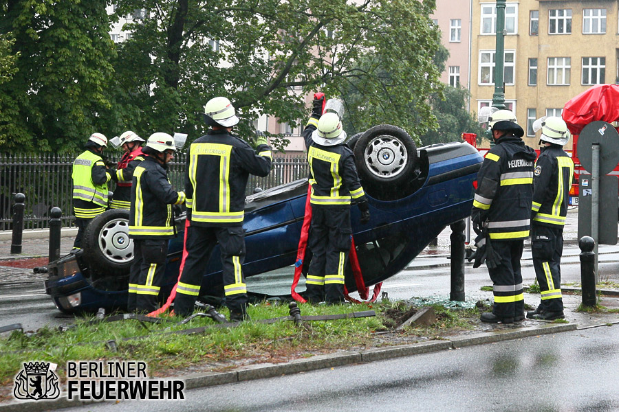 Feuerwehrmänner richten PKW auf