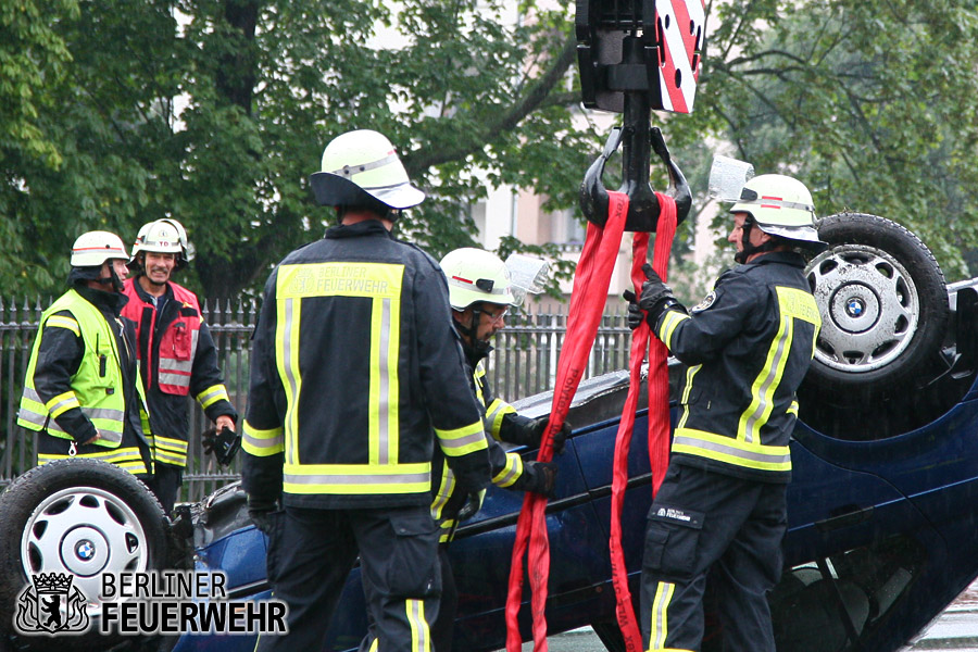 PKW wird angeschlagen