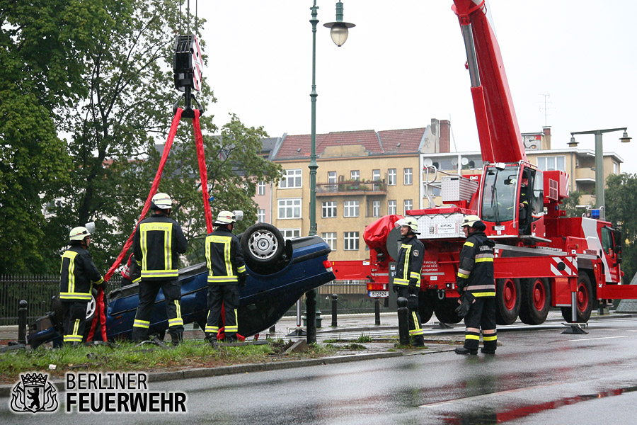 Kran richtet PKW auf